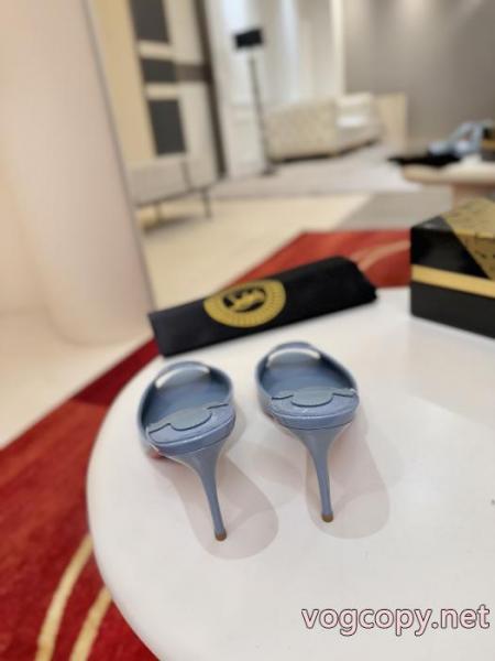 Christian Louboutin偽 ブランド完売前に 今年もトレンド SS26限定版サンダル.. 4